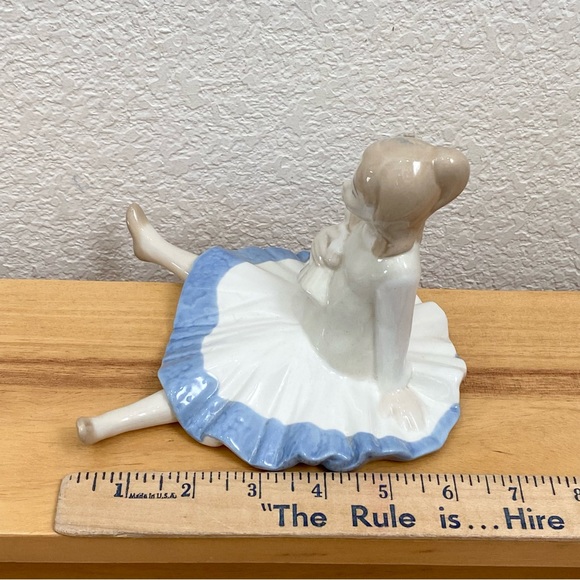 Vintage D’ART S.A. Blue/White Porcelain Sitting Girl Holding A Doll Figurine - Picture 7 of 14
